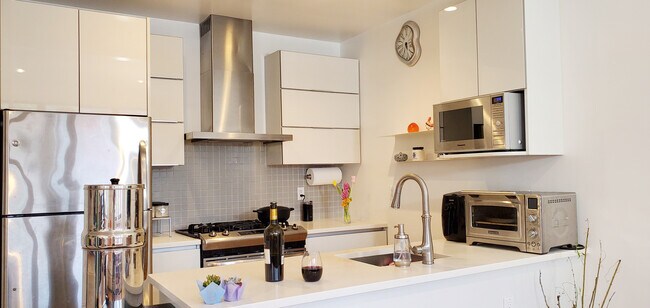 Kitchen - 390 14th St Unit 4