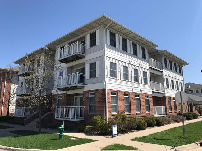 Building Photo - 2604 Stange Rd Unit S2604-4