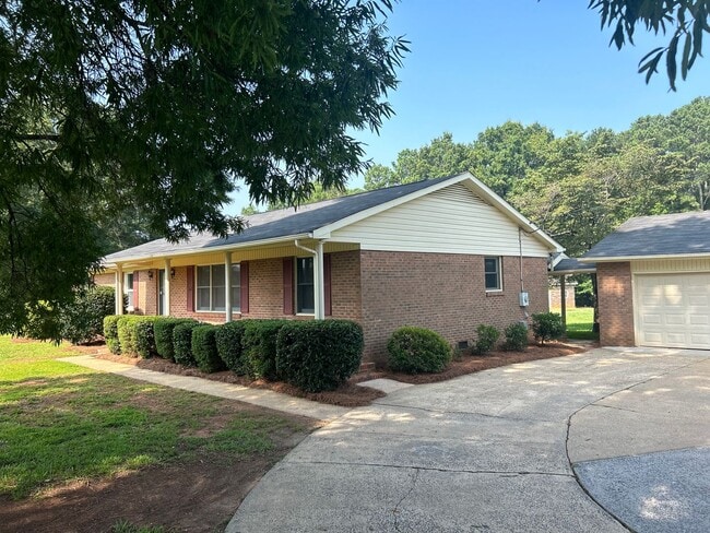 Photo - Lovely 3-Bedroom, 2-Bathroom Ranch