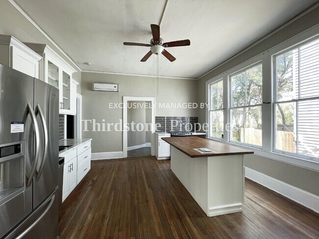 Photo - 121 W 6th St