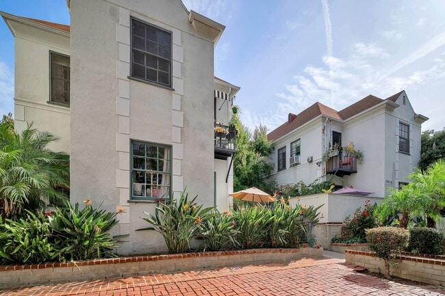 Exterior - 1350 N Havenhurst Dr