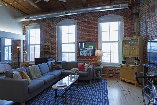 0BR, 1BA - Studio 5th floor Old Bull- Living Area