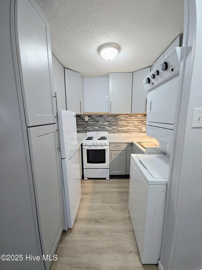 Photo - 1330 N Howe St