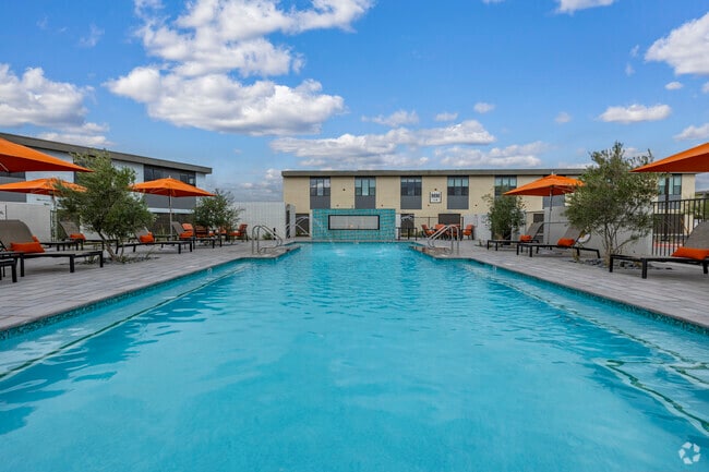 Sparkling Pool & Spa