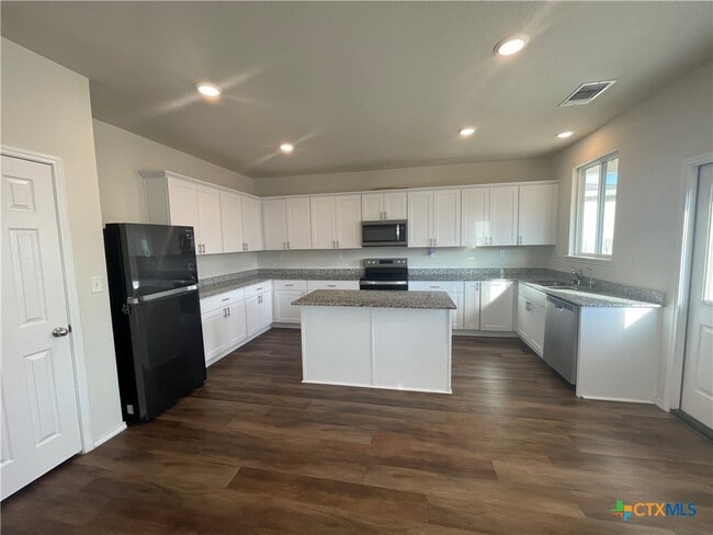 Building Photo - 457 Lynwood Gold