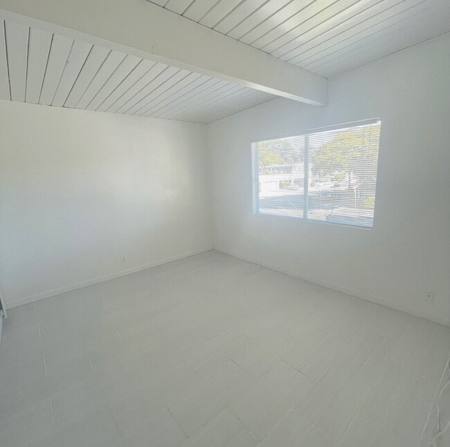 Unit 6 Living Room - 6565 Segovia Rd