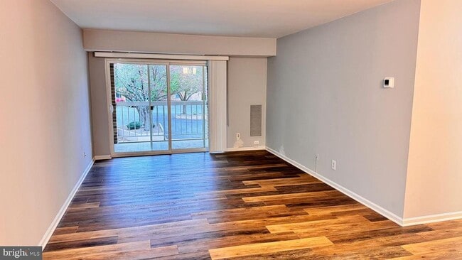 Building Photo - 5817 Cove Landing Rd Unit 301