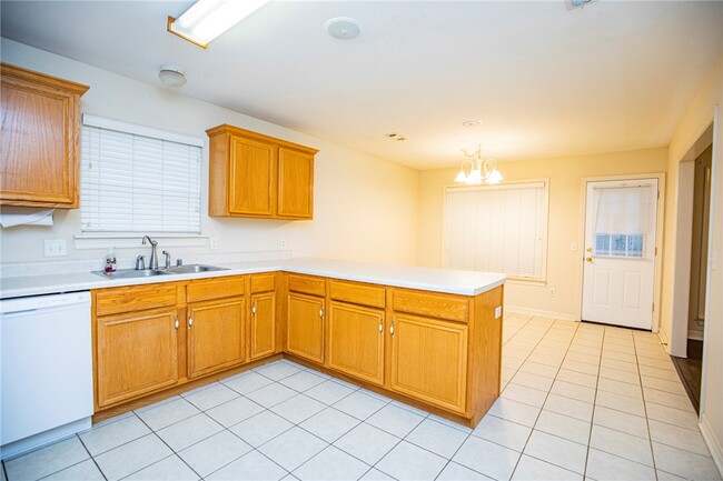 Building Photo - 908 SW Cheyenne Dr