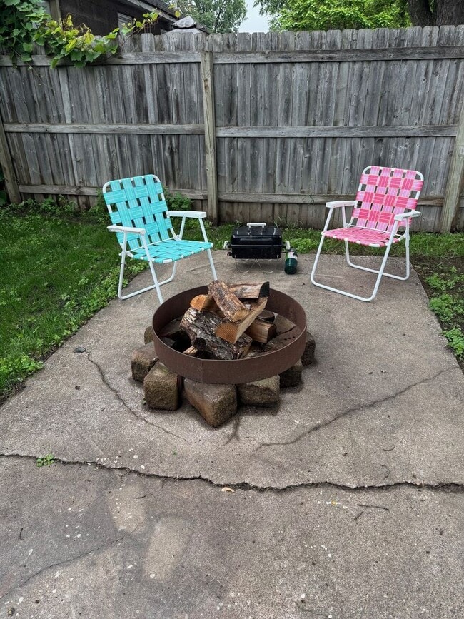 Photo - 3 Bedroom / 1 Bathroom Private Fenced Yard - For Rent