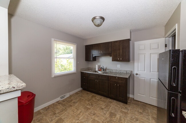 Photo - 905 Emma Ave