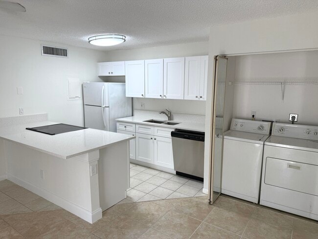 Photo - 629 Executive Center Dr Unidad J103