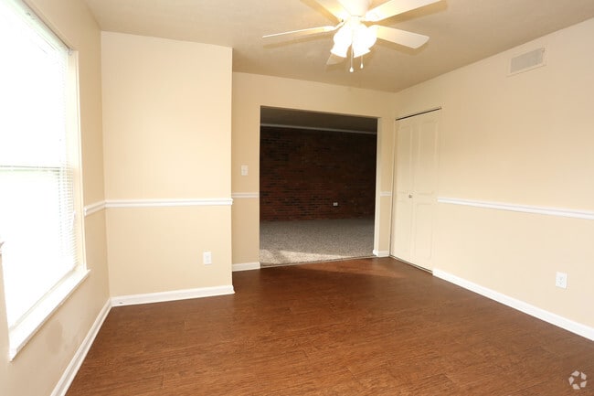 2BR, 1BA - 985 SF - Dining Area