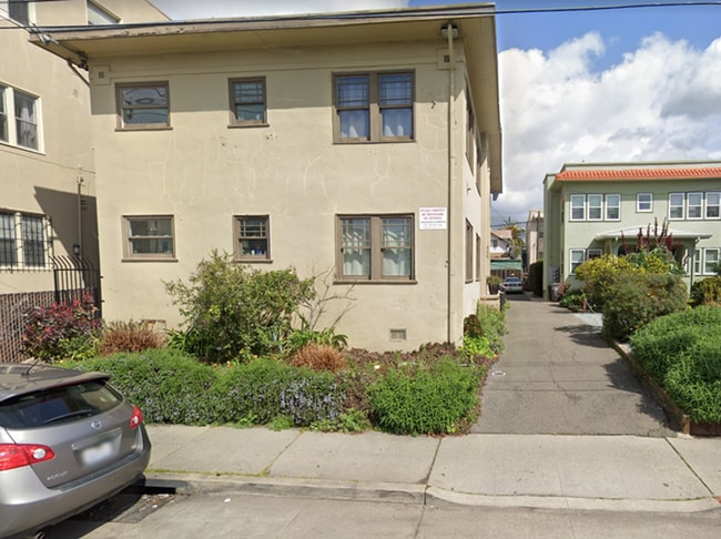 Building Photo - Spacious 1 bedroom apartment, located in t... Unit C