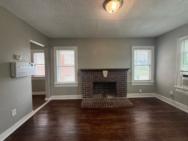 Building Photo - Charming 1 Bed Near Plaza District | Historic Character + Secure Entry Unit D