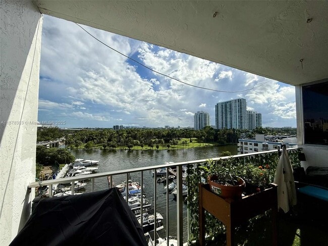 Building Photo - 1700 NW N River Dr Unit 908 Rental