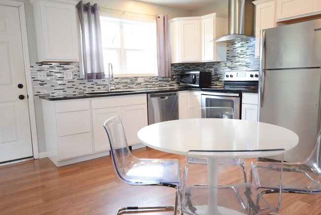 Building Photo - 605 S Aurora St Unit 2 Rental