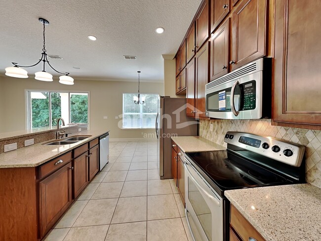 Photo - 908 Athlone Ln