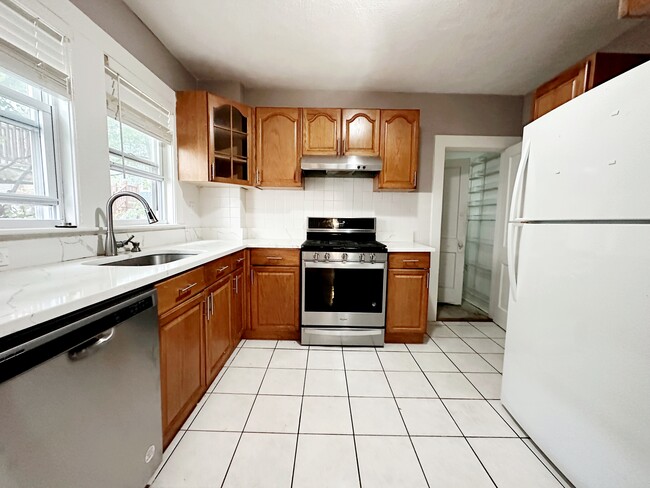 Building Photo - 44 Day St