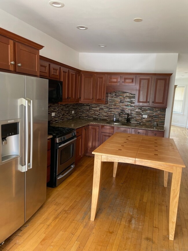 Kithcen - 2947 N Lawndale Ave Apartments Unit 1