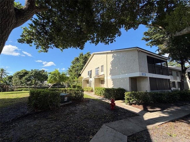 Building Photo - 709 Gardens Dr Unit 102