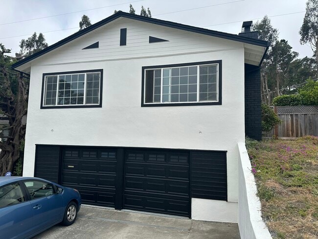 Building Photo - 2921 Fleetwood Dr