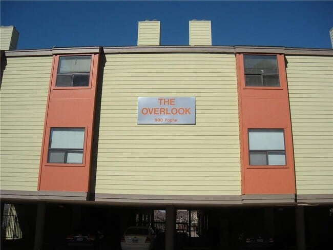 Building Photo - 908 Poplar St Unit 207