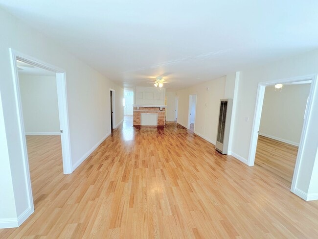Building Photo - *UP TO 2 MONTHS FREE RENT* 5bd/1.5ba, Inqu... Unit 1528