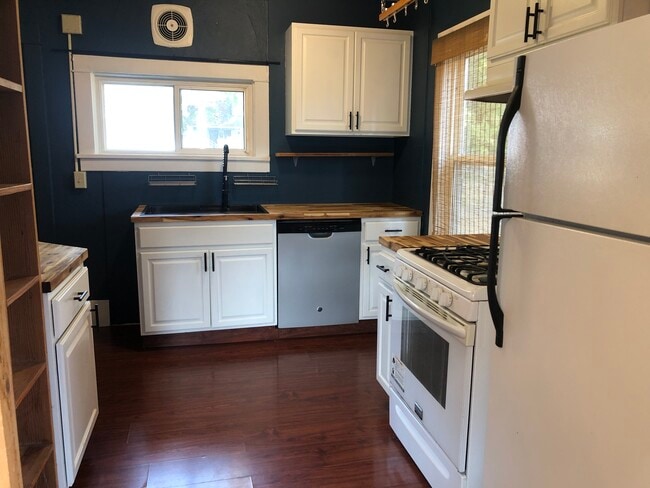 Photo - 535 SE Side St