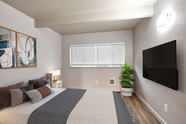 Photo - Hall Street Court