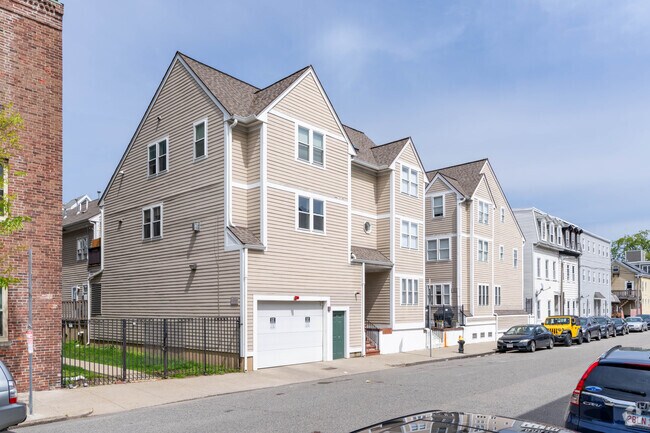 122-136 W 7th Street se encuentra en el sur de Boston. - Tudor Commons