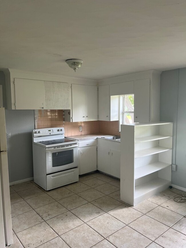 Building Photo - Great 1BR Duplex Walking Distance From Dow... Rental