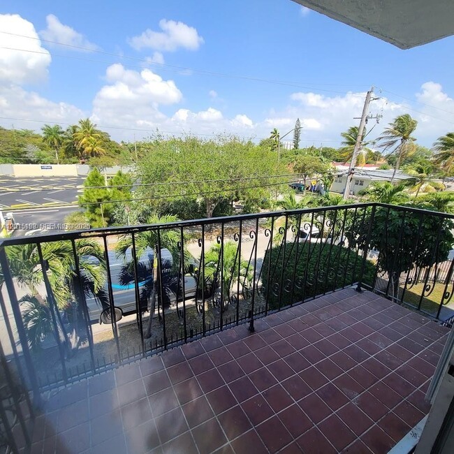 2500 SW 6th St Unit 303