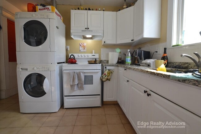 Building Photo - 8 Selkirk Rd Unit 3 Rental