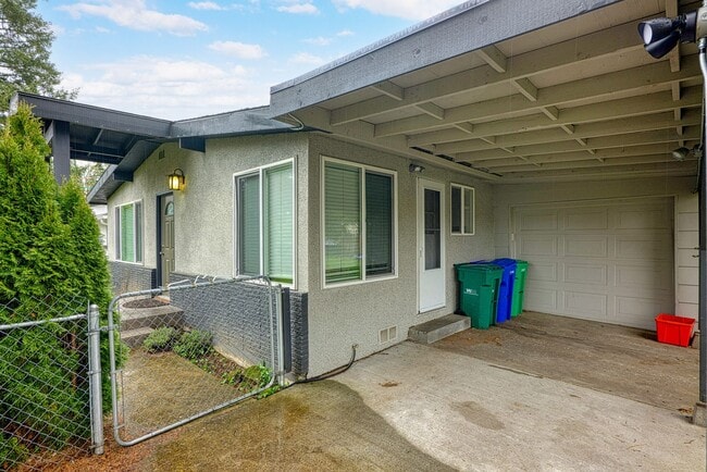 Photo - Lovely 3 Bedroom 1.5 bath Milwaukie Charmer.