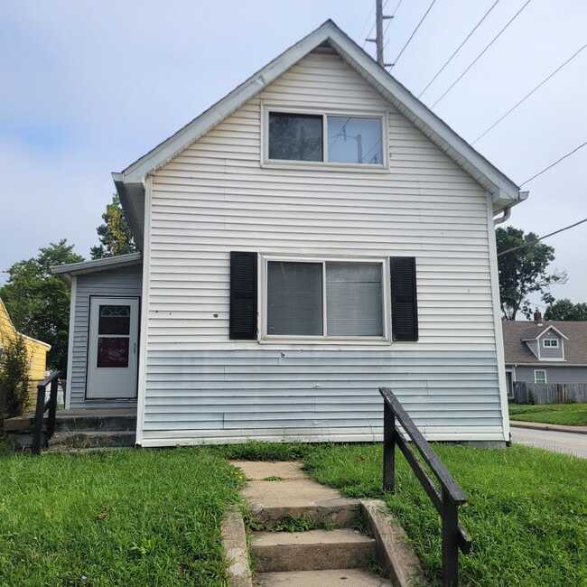 Building Photo - Near Southeast 3BR/2BA Home w/Central Air!