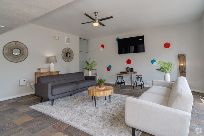 Clubhouse - Madera at Metro