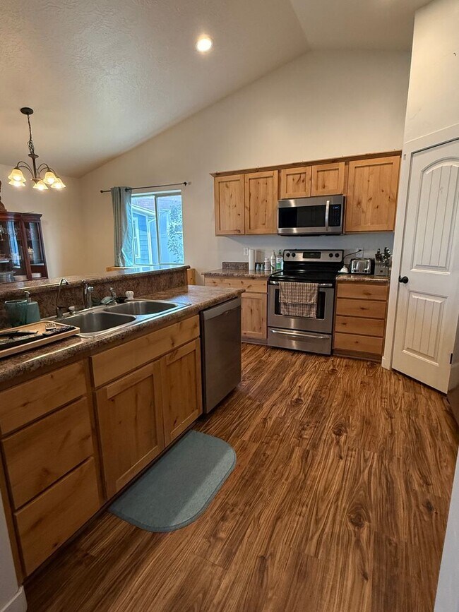 468 Cowan Cir