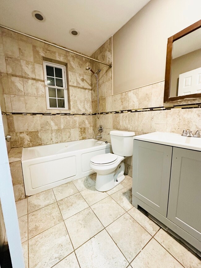 Photo - 1135 E 84th St Unidad 3