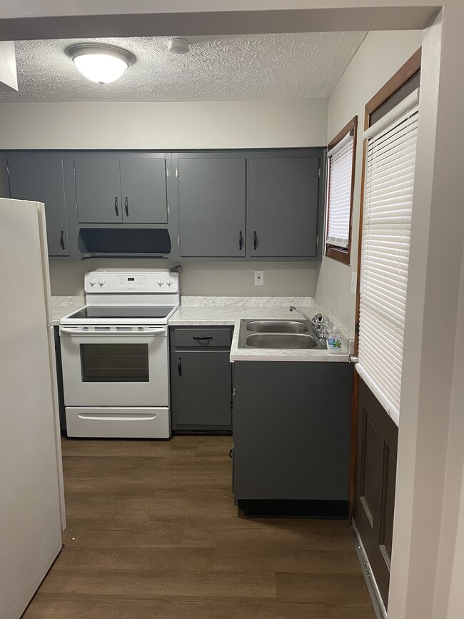 Building Photo - 1396 Goodyear Blvd Unit 1 Rental