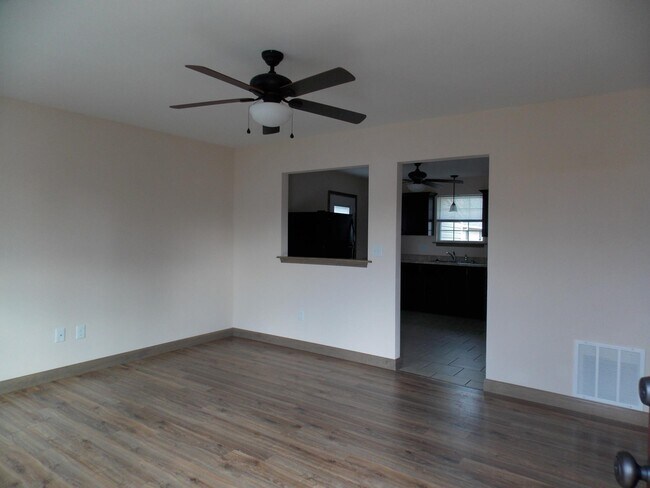 Photo - 402 Red Bird St