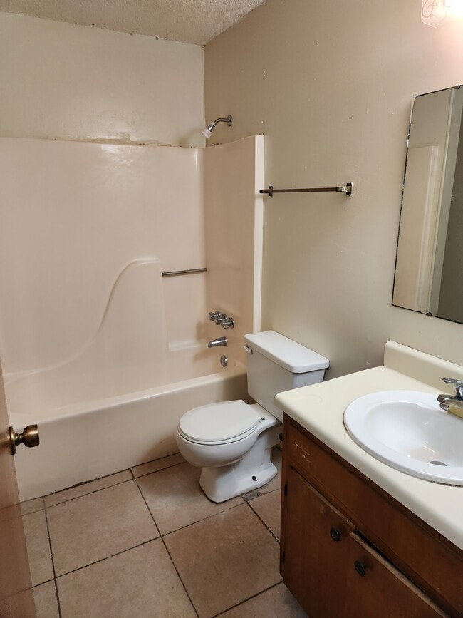 Hall bath - 8349 Country Walk Dr Unit D