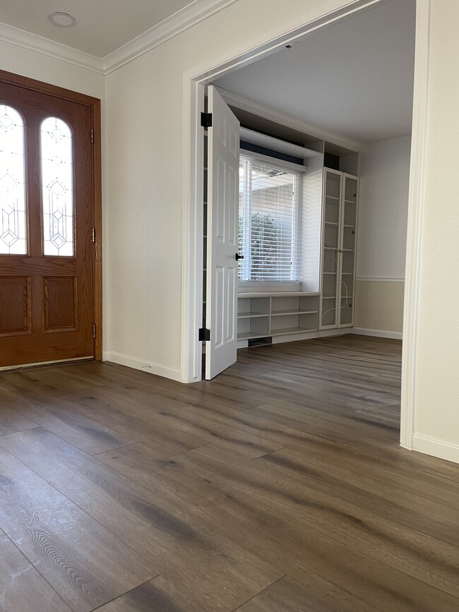 Photo - 717 Navaronne Way