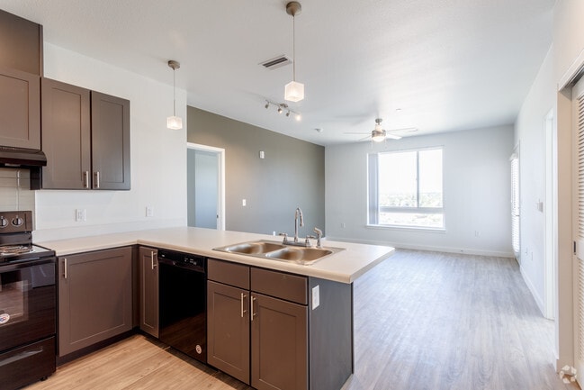 2BD, 1BA - 803 ft²