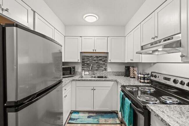 Building Photo - Updated 2-Bedroom Unit in Convenient Downtown Las Vegas Location