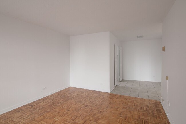 Building Photo - 1975 Maisonneuve Blvd W Unit 1401