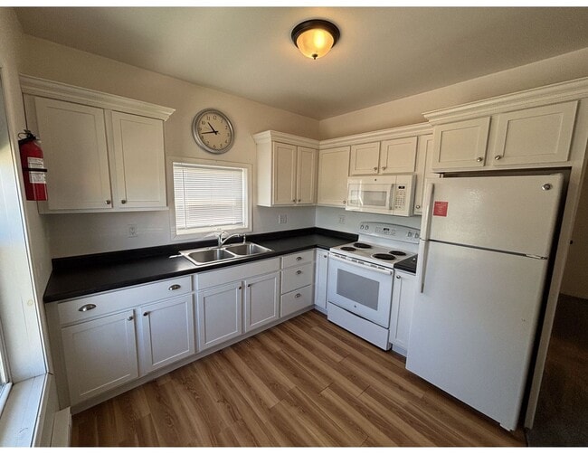Building Photo - 107-109 Youlon St S Unit 107