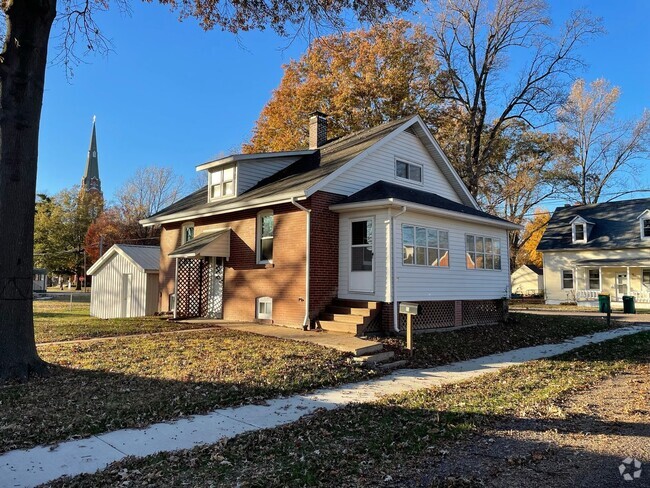 Building Photo - Newley Remodeled 2 Bedroom Home