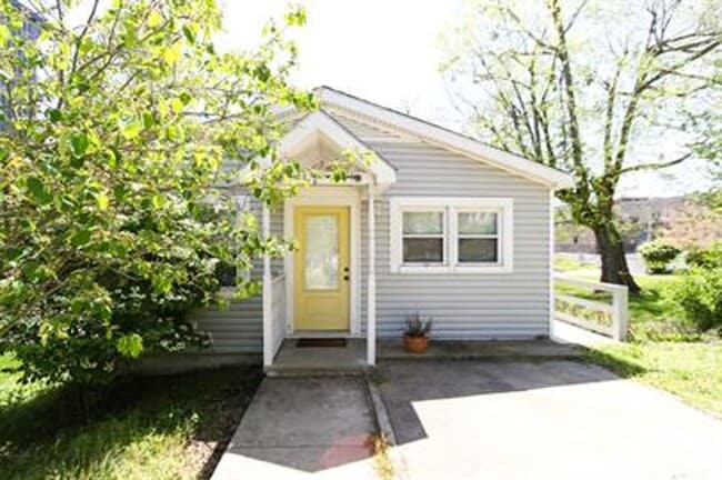 Building Photo - Quiet and quaint, this East Fayetteville cottage is one of a kind!
