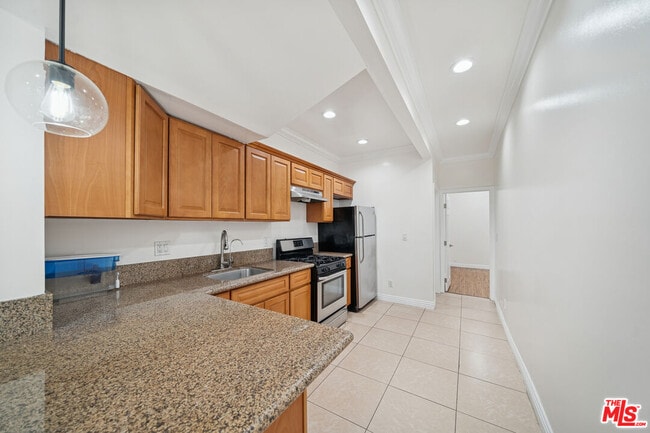 Photo - 6680 De Longpre Ave