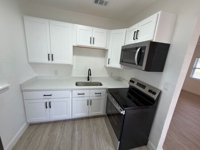 37 W 17th St